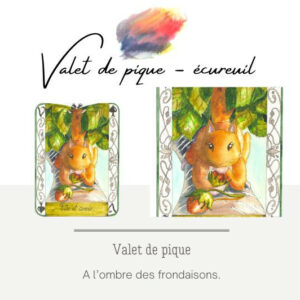 Un écureuil sur une branche tient une noisette entre ses pattes. Des frondaisons lui font de l'ombre.