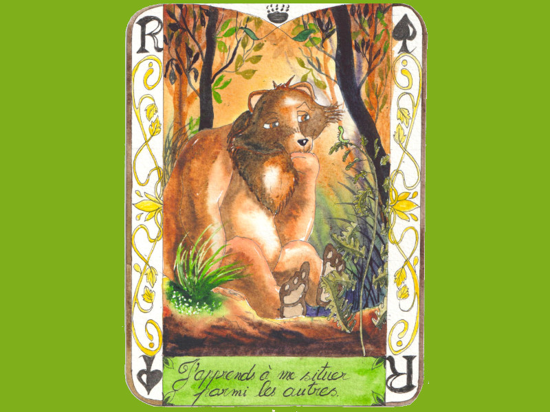 Un ours assis dans la forêt est pensif devant un asticot.