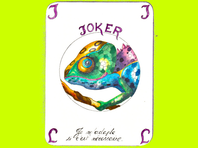 Un caméléon sur une carte joker.
