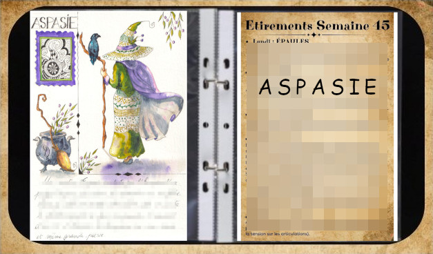 Une sorcière vue de dos, habillée d'une robe verte et d'une cape mauve. Un corbeau est perché sur son bâton. Elle est dans un classeur.