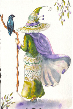 Une sorcière vue de dos, habillée d'une robe verte et d'une cape mauve. Un corbeau est perché sur son bâton.