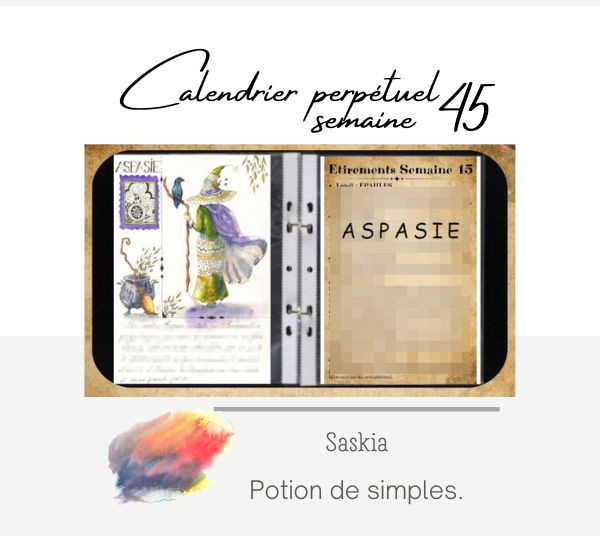 Une sorcière vue de dos, habillée d'une robe verte et d'une cape mauve. Un corbeau est perché sur son bâton. Elle est dans un classeur.