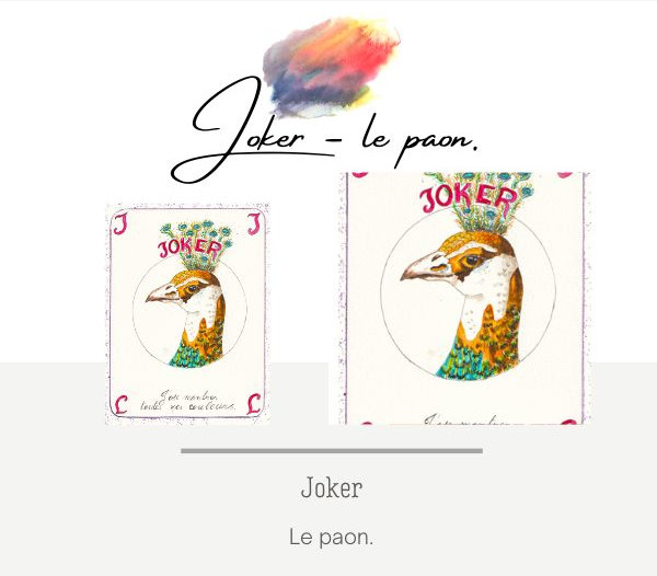 Un paon sur une carte joker.