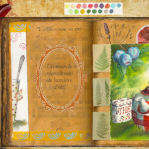 Une théière peinte de carreaux rouges et de framboises est posée dans l'herbe d'été. Une boîte à thé à pois rouges est à côté. Aquarelle dans un grimoire.