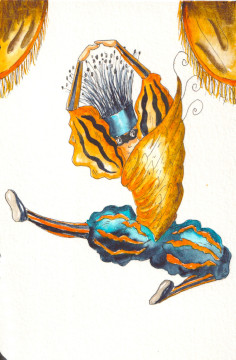 Un danseur habillé en phoenix fait un saut jeté. Couleurs de feu et couleurs bleues.