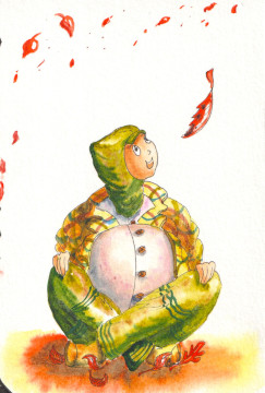 Un garçon jovial et bedonnant est assis en tailleurs et sourit en regardant les feuilles d'automne tomber.